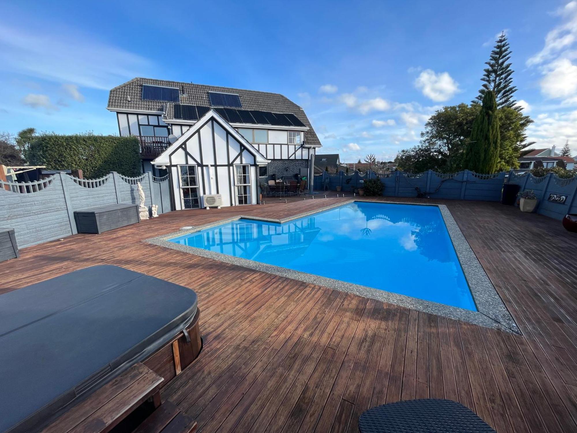Tudor Manor Bed & Breakfast Paraparaumu Exterior photo