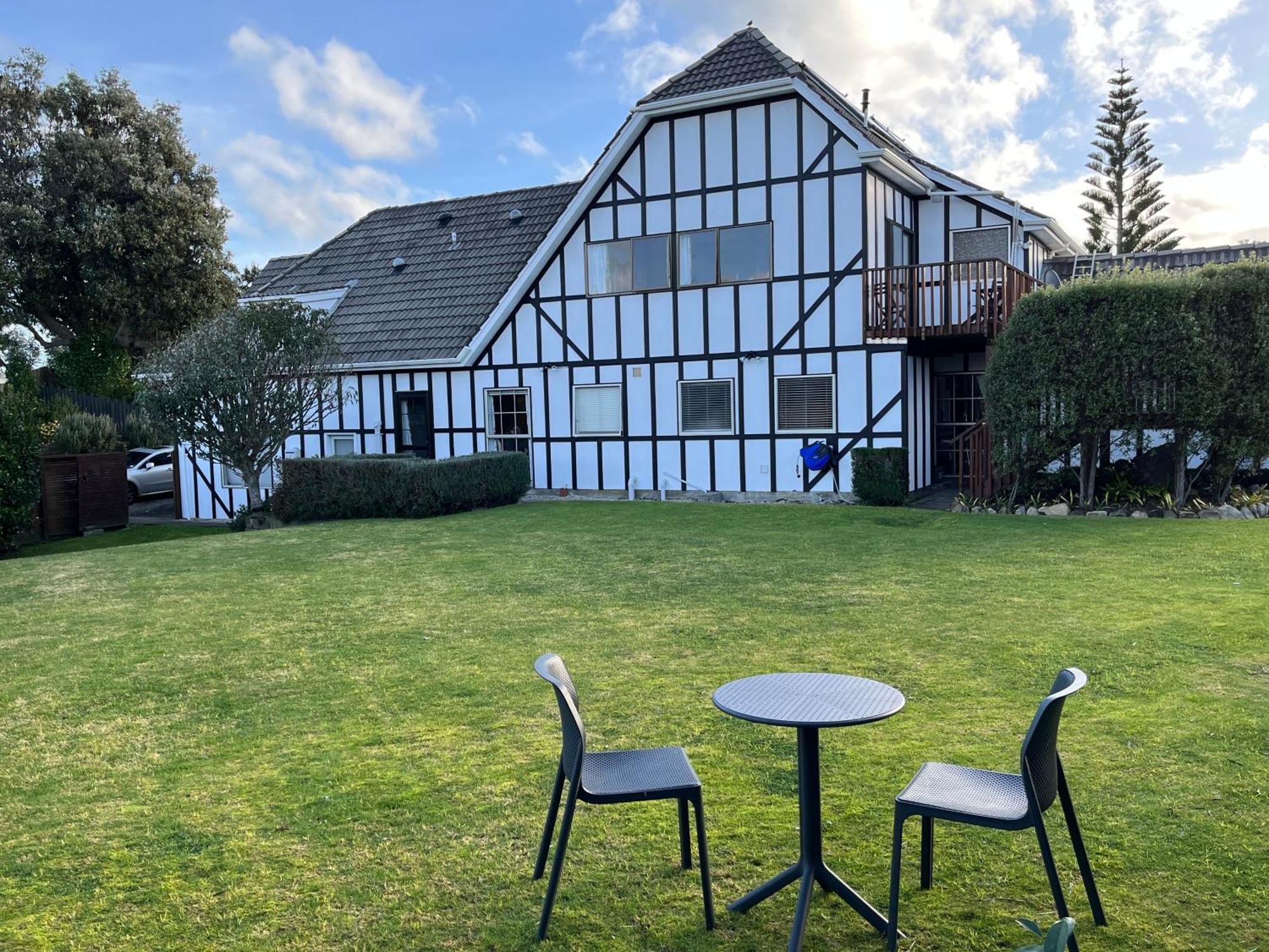 Tudor Manor Bed & Breakfast Paraparaumu Exterior photo