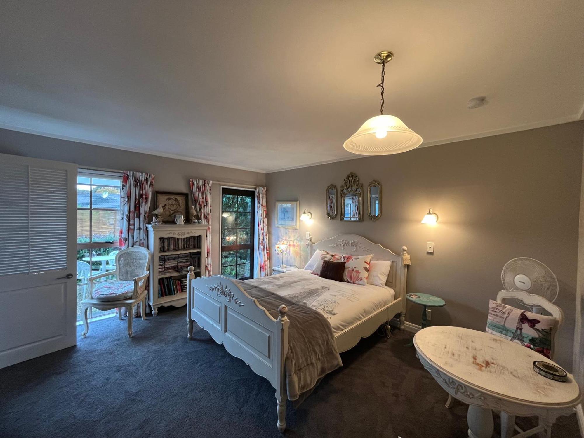 Tudor Manor Bed & Breakfast Paraparaumu Exterior photo