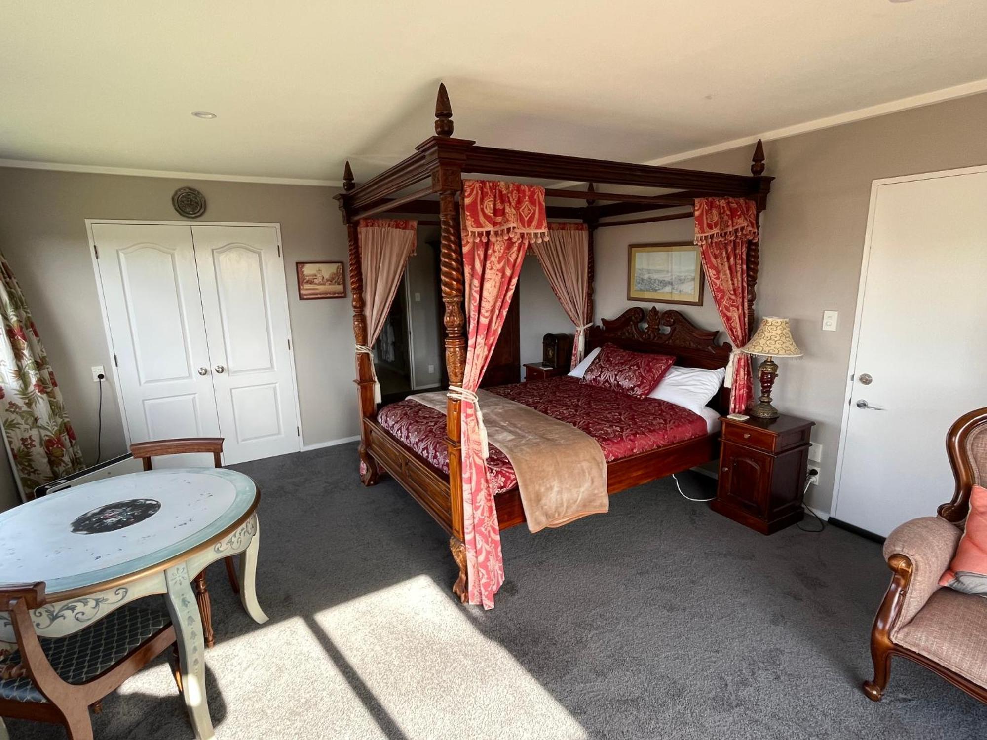 Tudor Manor Bed & Breakfast Paraparaumu Exterior photo