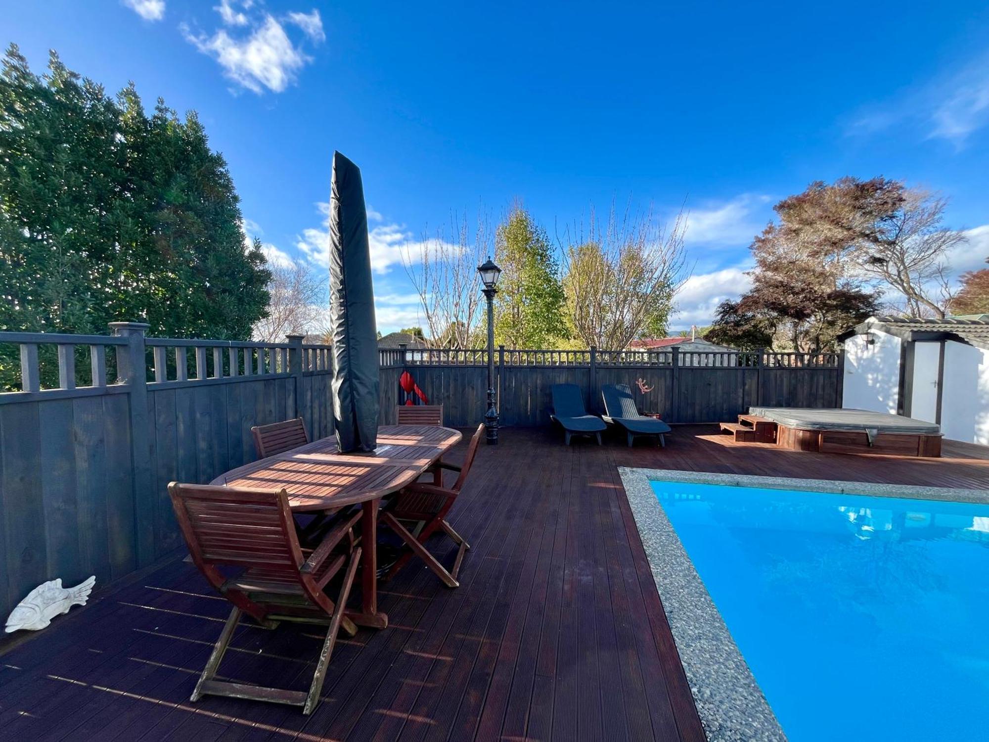 Tudor Manor Bed & Breakfast Paraparaumu Exterior photo