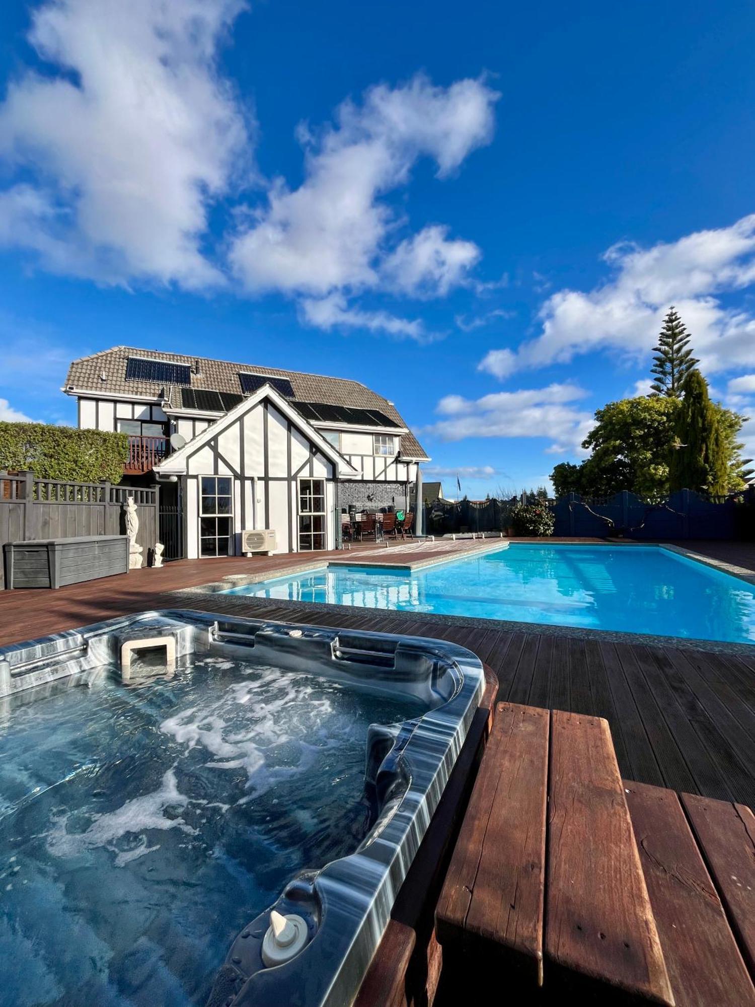 Tudor Manor Bed & Breakfast Paraparaumu Exterior photo