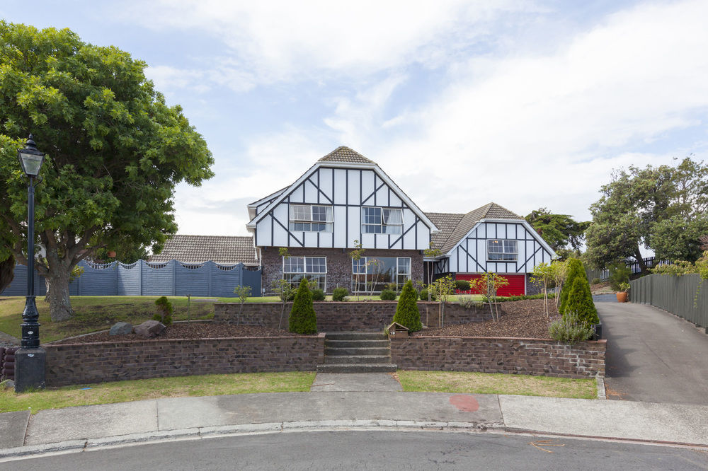 Tudor Manor Bed & Breakfast Paraparaumu Exterior photo