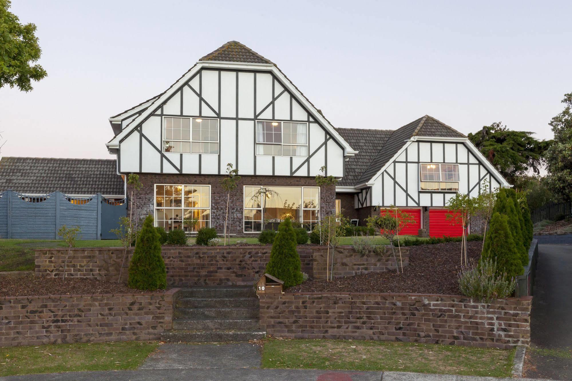 Tudor Manor Bed & Breakfast Paraparaumu Exterior photo
