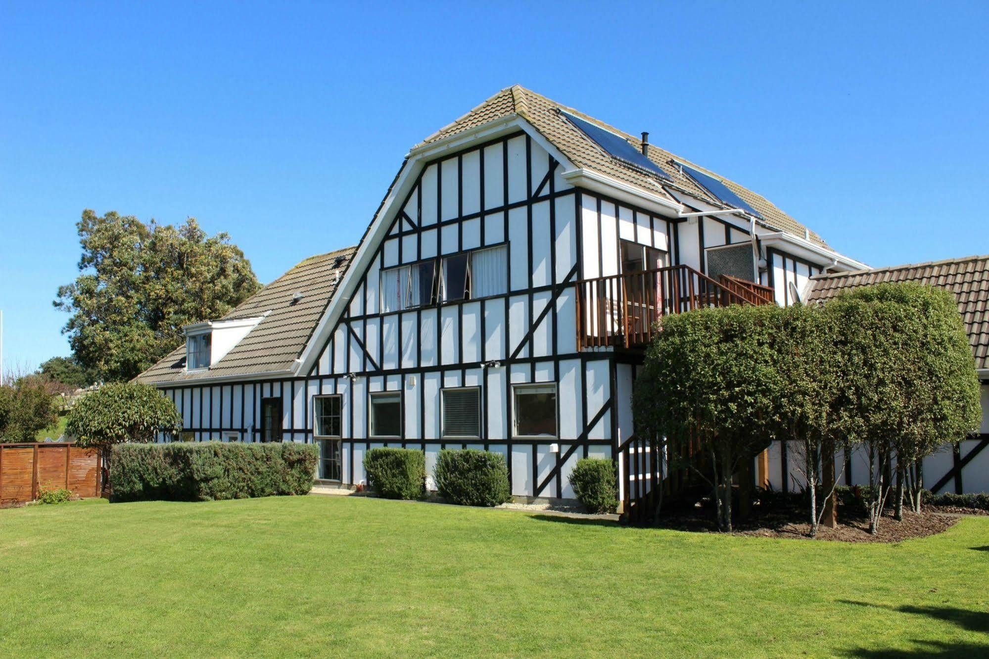 Tudor Manor Bed & Breakfast Paraparaumu Exterior photo