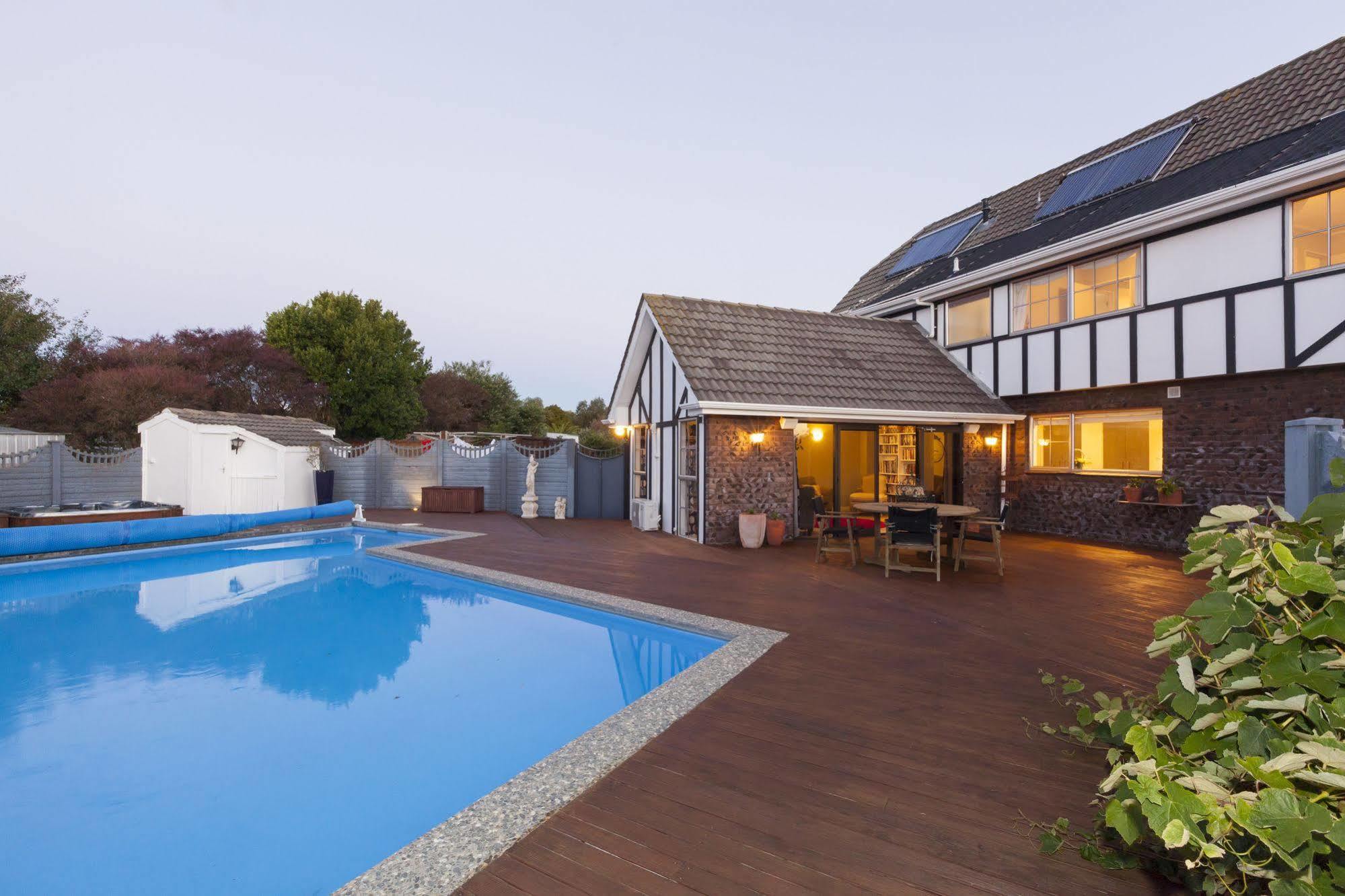 Tudor Manor Bed & Breakfast Paraparaumu Exterior photo