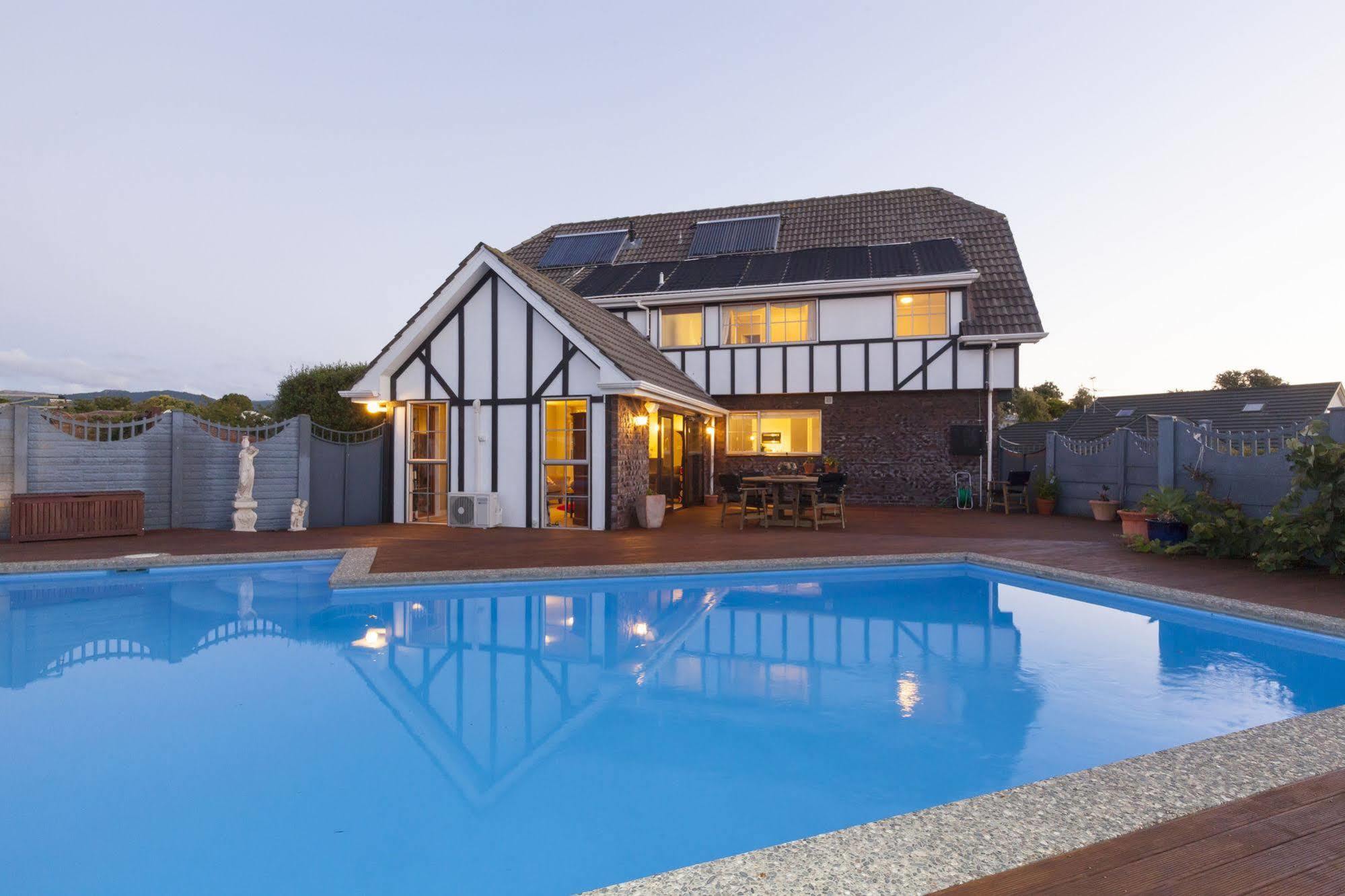 Tudor Manor Bed & Breakfast Paraparaumu Exterior photo